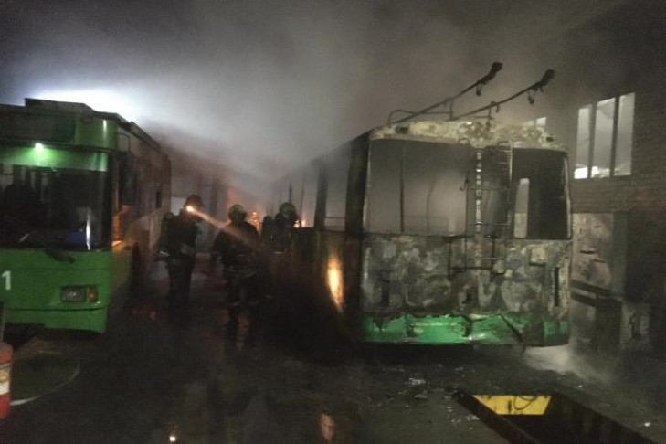 Троллейбус сгорел дотла ночью в депо Кировского района