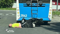 Мужчина на мопеде врезался в троллейбус в Новосибирске