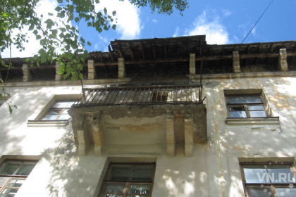 Маленький мальчик выпал из окна, пока бабушка выпивала с подругой