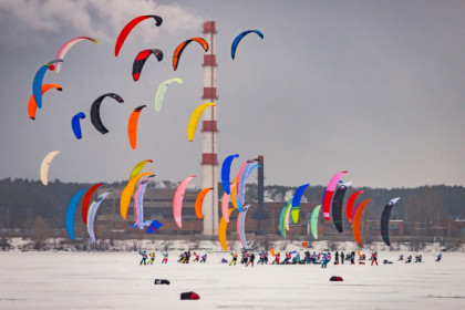 Мокрый снег, паруса и скорость: Кубок Сибири по сноукайтингу проходит на Обском море