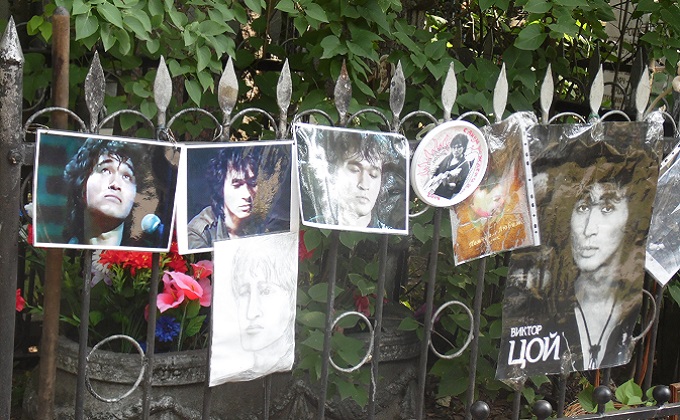 «Мы хотели купить стену Цоя, но она бесследно исчезла»: 30 лет со дня гибели певца