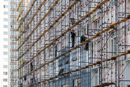 В Новосибирской области больше строят: спрос на временных специалистов и спецтехнику продолжает расти в 2026 году