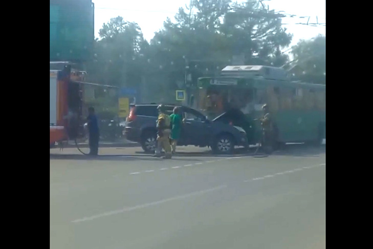 Внедорожник загорелся после ДТП с троллейбусом в центре Новосибирска