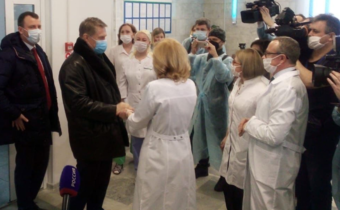 Министр Мурашко проверил ход вакцинации от COVID-19 в Новосибирске 