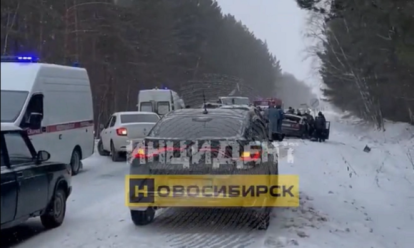 Машина всмятку: три авто попали в страшное ДТП на новосибирской трассе