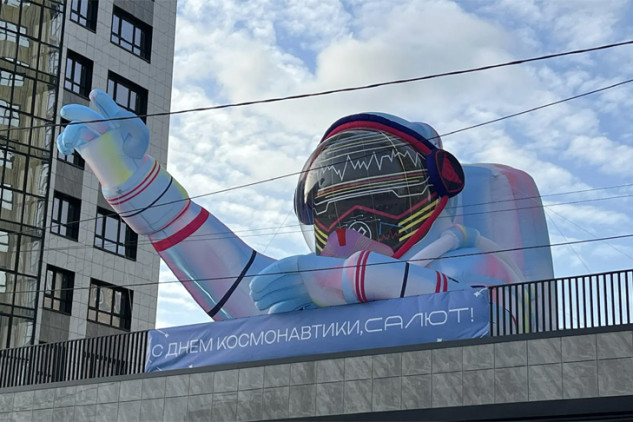 Гигант на улице Титова: в Новосибирске установили семиметрового космонавта