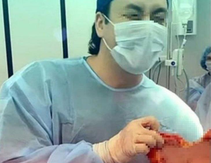 Валентинку из кожи человека вырезал хирург в Новосибирске
