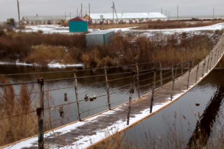 По новому мосту ходят в магазин жители Нестеровки