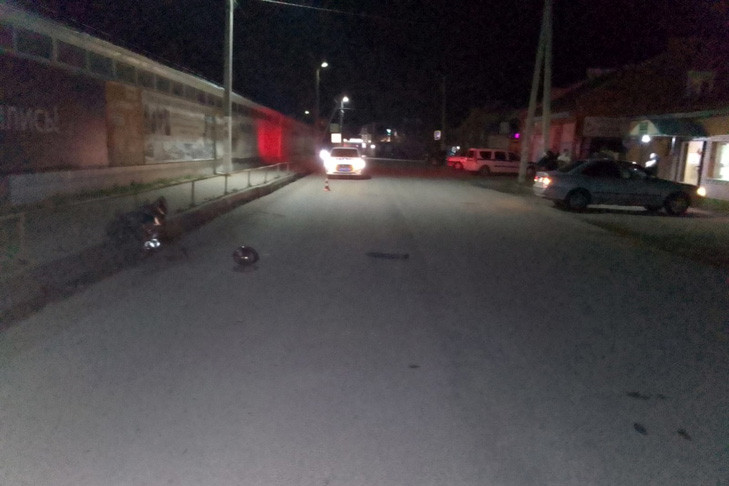 Двое подростков разбились на мопеде в Новосибирской области