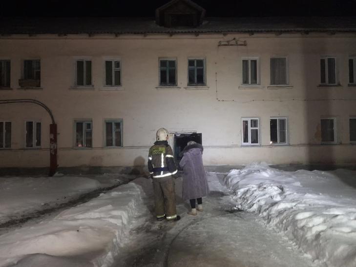 Двенадцать человек спасли на пожаре в двухэтажке города Куйбышев
