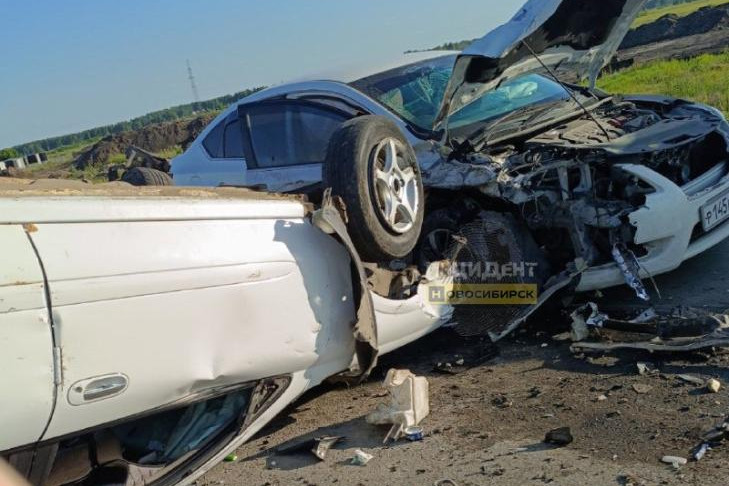 Водитель Nissan выехала на встречку и столкнулась с двумя иномарками под Новосибирском