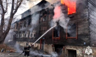 В огне второй этаж и кровля: в Сибири загорелся деревянный барак