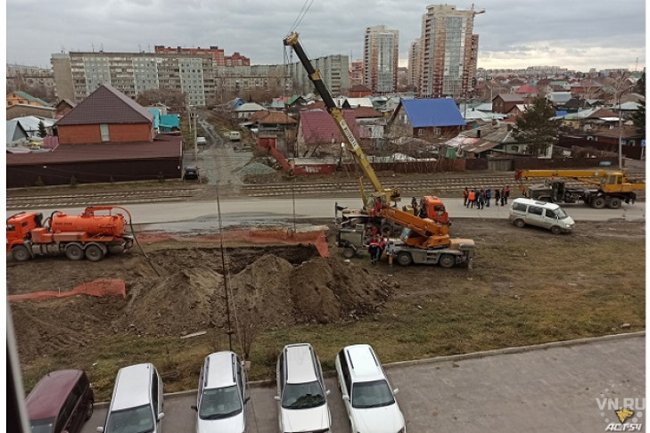 Стрела крана остановила трамваи и оставила без тепла микрорайон в Новосибирске
