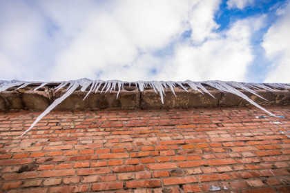 Наблюдение за опасными сосульками с помощью дронов ведут в Новосибирске