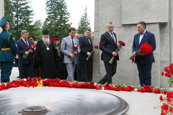 Андрей Травников возложил цветы к Вечному огню 22 июня