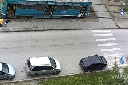 Пьяного пассажира бросил на тротуар водитель трамвая