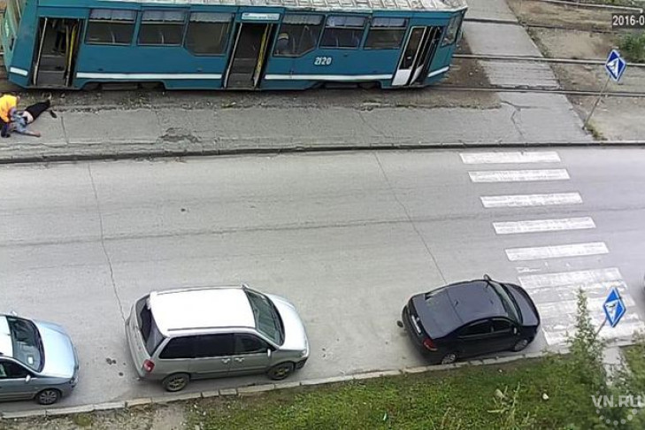 Пьяного пассажира бросил на тротуар водитель трамвая
