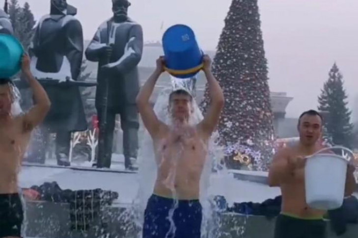 20 моржей облили себя водой на площади Ленина в -35 мороза