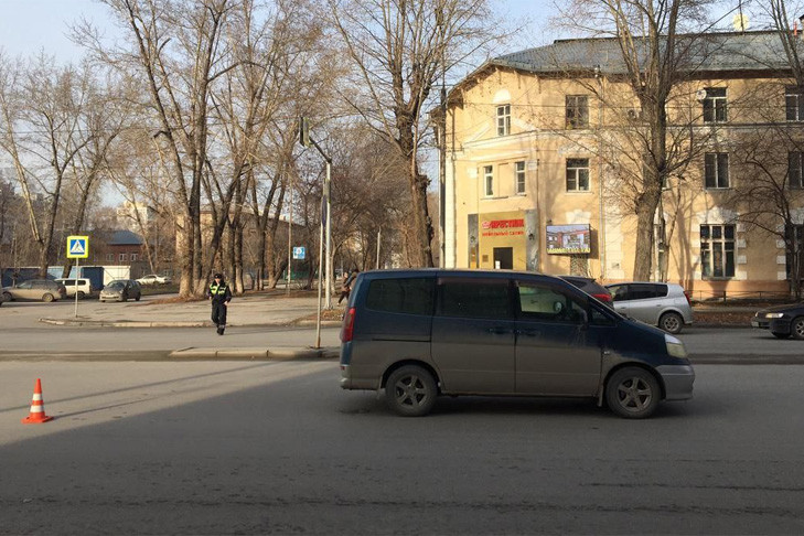 Минивэн сбил школьницу на переходе в Новосибирске