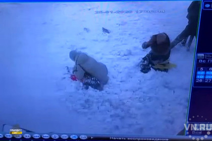 Глыба снега с крыши погребла под собой двух женщин и ребенка
