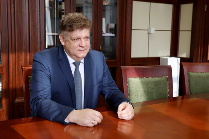 Анатолий Серышев поздравил сибиряков с Днем учителя-2026