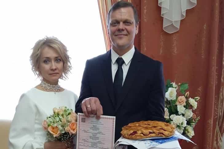 Новосибирские ЗАГСы начали дарить хлебные караваи на свадьбы с 22 января
