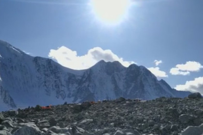 Уникальный полет с горы Белуха совершил новосибирский парапланерист