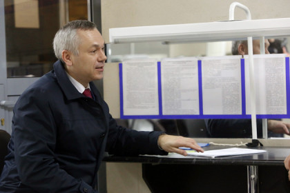 Андрей Травников поручил ликвидировать очереди в МФЦ 