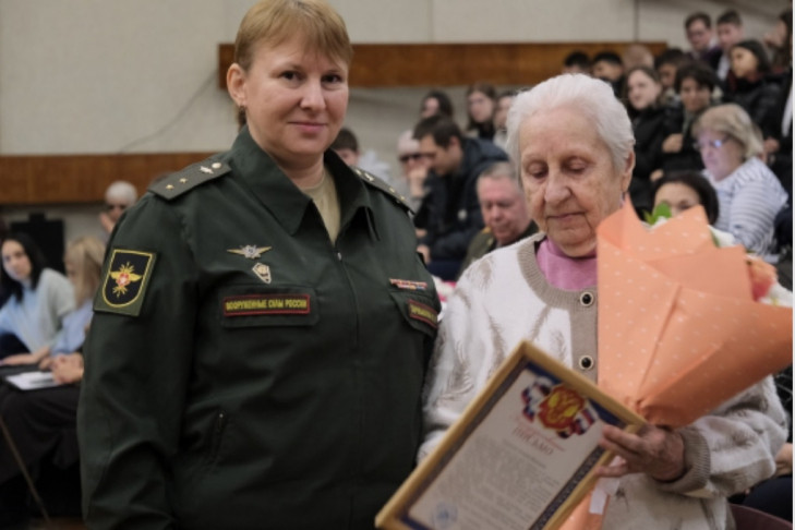 Радистку Антонину Хижняк поздравили со 100-летием бойцы СВО из Новосибирска