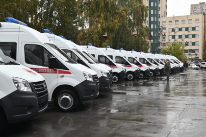 Ключи от новых «ГАЗелей» вручили бригадам скорой медицинской помощи