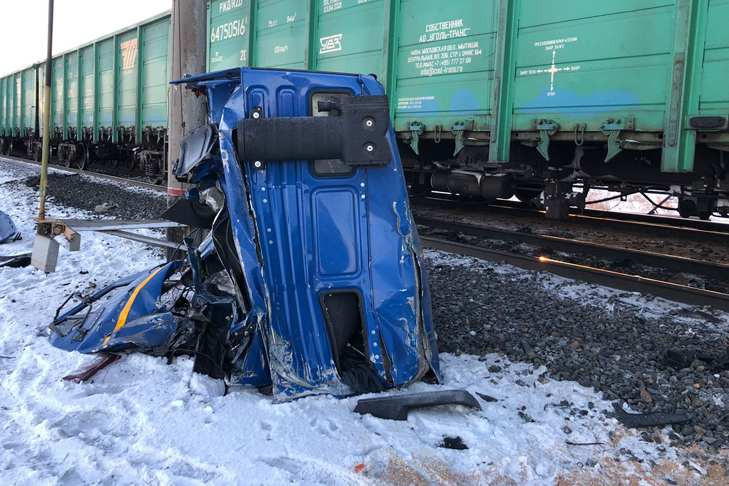 Поезд снес «КаМАЗ» на рельсах под Новосибирском — водитель погиб