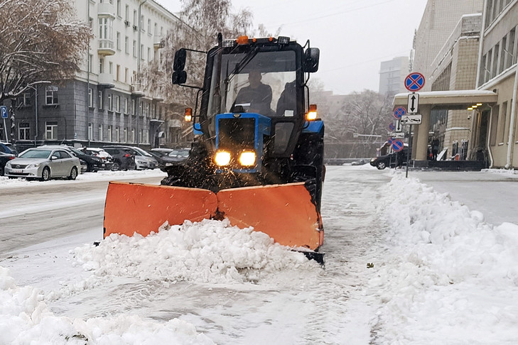 Круглосуточный контроль: в Новосибирской области усилили очистку трасс от снега