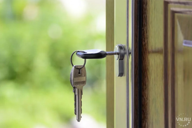 Министр ЖКХ вручил ключи от новых квартир жителям Краснозерского района