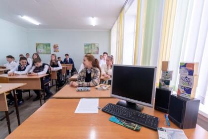 Количество болеющих ковидом учеников и педагогов снизилось в Новосибирске