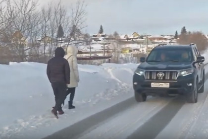 Тротуары завалены снегом в селе Каменка – пешеходы бредут по шоссе