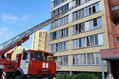 Спасатели вытащили 13 человек из горящего дома в Новосибирске