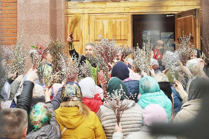 Вербное воскресенье 28.04 2024. Освящение вербы в храме. С праздником Вербное воскресенье. Вербное воскресенье Церковь 2022. Верба Церковь.