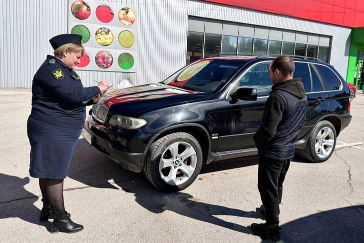 Вспомнил о дочери владелец BMW X5 после ареста автомобиля в Новосибирске