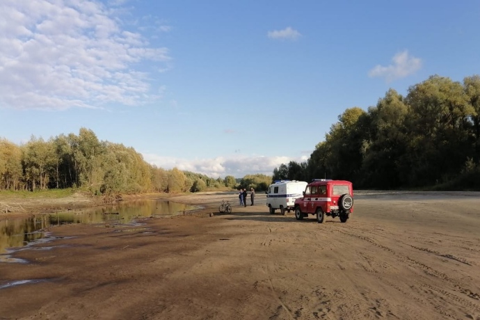 Огромное пятно нефти на реке под Новосибирском ликвидируют спасатели