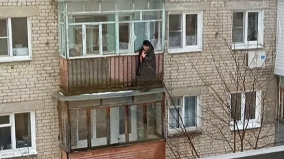 Пожилую женщину сняли с козырька балкона 4 этажа в Новосибирске
