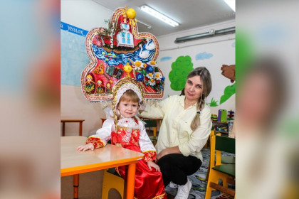 Самый огромный кокошник в год единства народов РФ примерили под Новосибирском