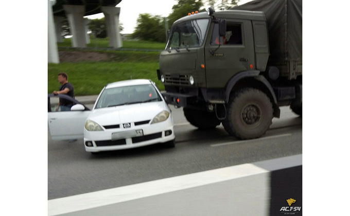 Военный КамАЗ протаранил Nissan в Новосибирске