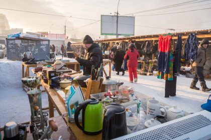 Пластинки Петросяна, хрусталь и мясорубки – чем торгуют на самом странном рынке Новосибирска