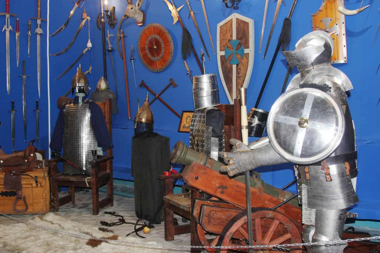Оружие тамплиеров передал в музей житель Татарска 