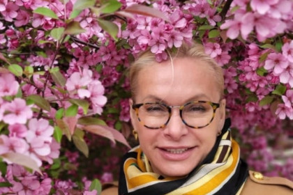 Дефиле среди цветущих яблонь устроила безработная Анна Терешкова в Новосибирске