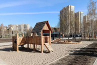 Курьеры ломают газоны в парке Бугакова в Новосибирске