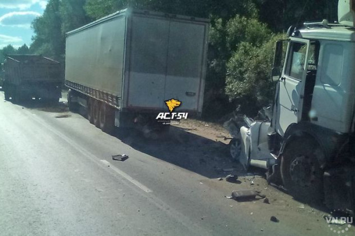 Тойоту сплющило между двумя грузовиками на трассе под Новосибирском