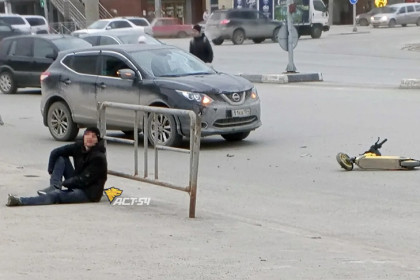 Самокатчик попал в больницу после ДТП на Бориса Богаткова в Новосибирске