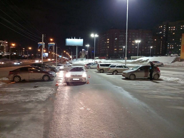 Автомобиль сбил ребенка у торгового центра в Новосибирске 