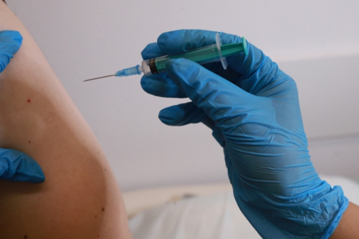 Отстранять от работы людей без прививок от коронавируса начали в Новосибирской области